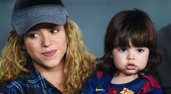 Shakira lució su embarazo junto a Milan en partido de Piqué - FOTOS