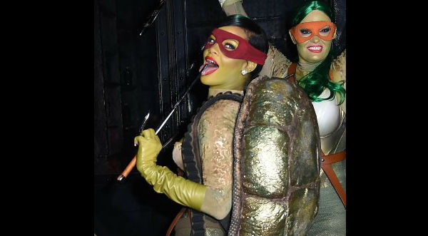 Rihanna sorprende con singular disfraz de 'Tortuga Ninja'- FOTOS