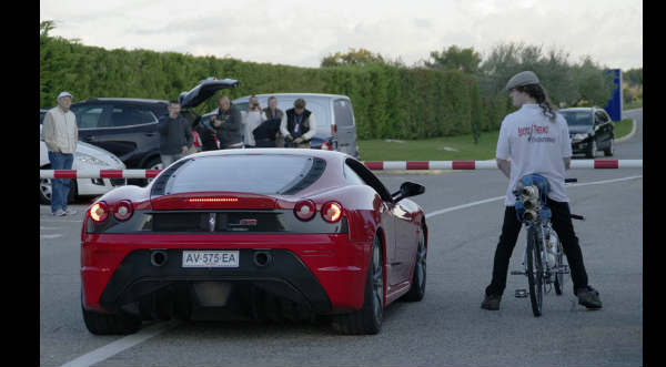 ¡Impresionante! Una bicicleta impulsada por un cohete dejó en ridículo a un Ferrari - VIDEO