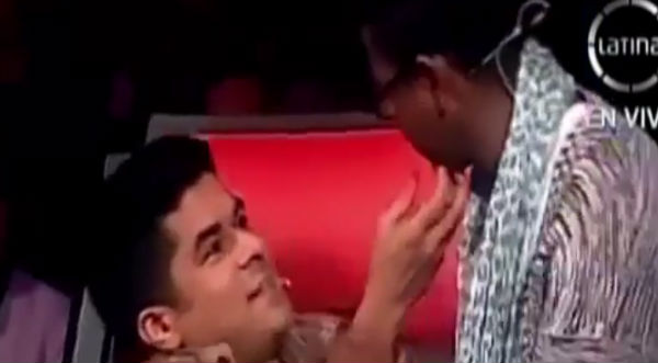 Jerry Rivera 'coquetea' con Kalimba en vivo - VIDEO