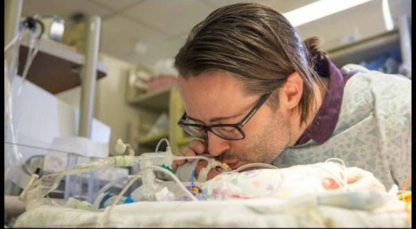 Conmovedor: Un padre le canta una canción a su pequeño bebé recién nacido - VIDEO