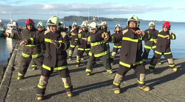 Mira el viral de los bomberos bailando al ritmo de 'Nene malo' - VIDEO