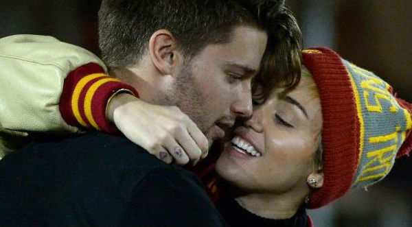Miley Cyrus se luce muy cariñosa con su nuevo novio- FOTOS