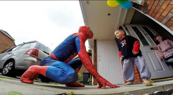 Emotivo: Se disfrazó de Spiderman como regalo de cumpleaños para su hijo con cáncer - VIDEO