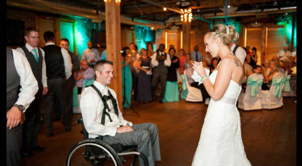 Conmovedor: Hombre parapléjico baila con su novia de pie el día de su boda - FOTOS