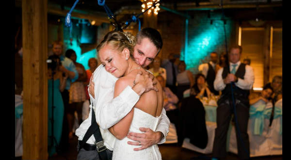 Conmovedor: Hombre parapléjico baila con su novia de pie el día de su boda - FOTOS