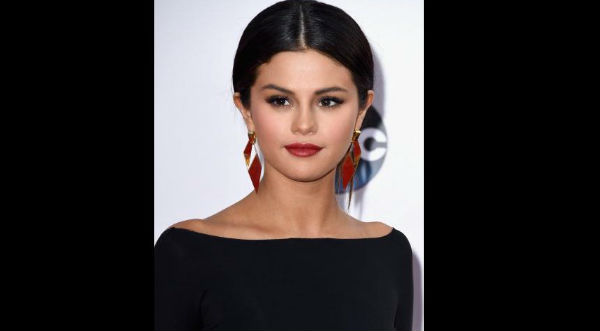 Selena Gómez cautivó con sensual vestido y extraordinaria presentación- VIDEO