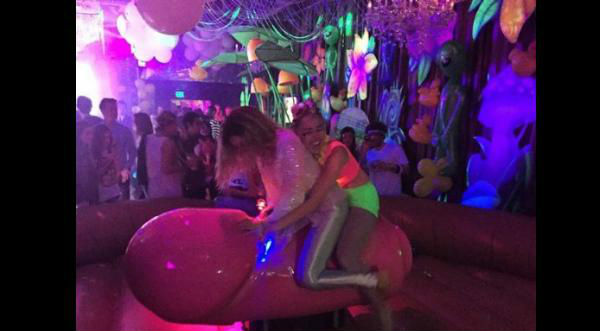 Checa cómo fue la alocada fiesta de cumpleaños de Miley Cyrus- FOTOS