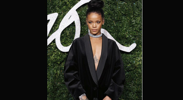 Rihanna asiste a una premiación usando solo un sexy saco- FOTOS