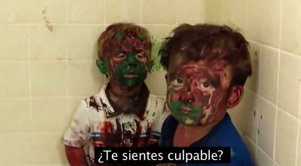 Niños se pintan la cara y su padre no es capaz de castigarlos - VIDEO