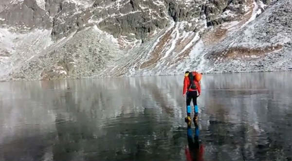 ¡Impresionante! Un hombre camina sobre un lago sin ningún truco de magia  - VIDEO