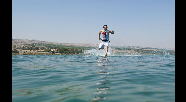 ¡Impresionante! Un hombre camina sobre un lago sin ningún truco de magia  - VIDEO