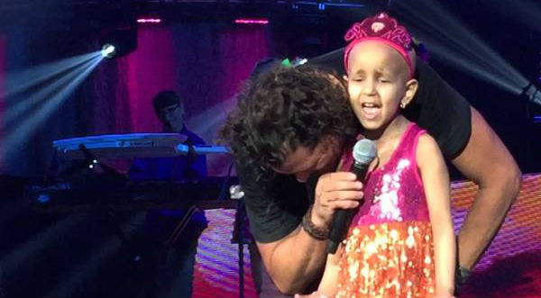 Carlos Vives invitó a niña con leucemia a cantar 'Volví a Nacer'- VIDEO