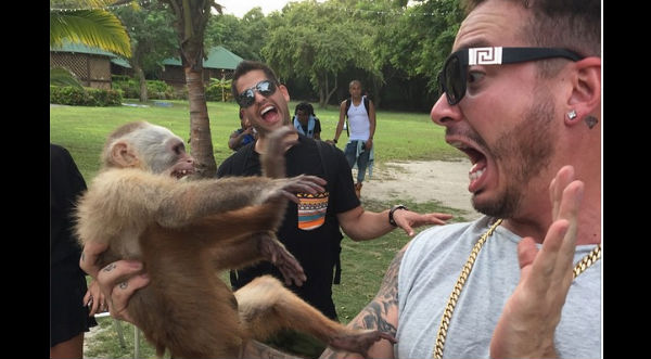 J Balvin compartió divertida foto junto a un mono- VIDEO