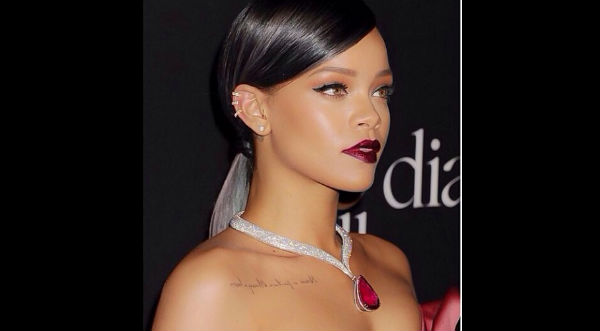 Rihanna deslumbró con vestido y lujoso collar- FOTOS