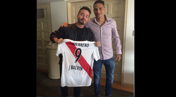 J Balvin y Paolo Guerrero posaron juntos con la camiseta peruana - FOTO