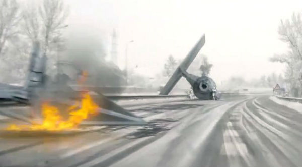 Una nave de Star Wars se estrella en plena autopista y un conductor lo filma - VIDEO