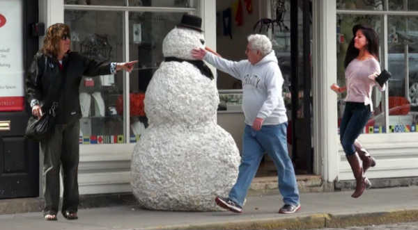 Checa la broma del 'muñeco de nieve' que aterroriza a todos - VIDEO