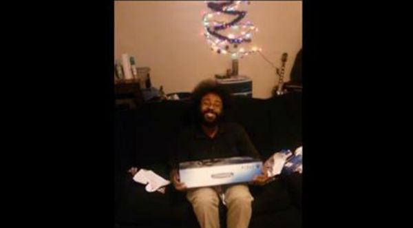 Un hombre se emociona como niño al recibir un Play Station 4 como regalo de navidad- VIDEO