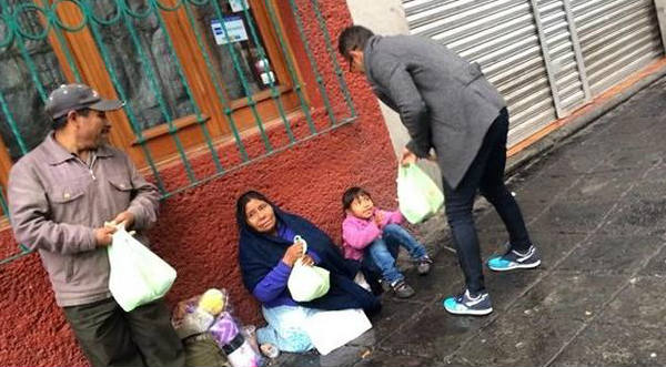 Kalimba mostró su buen corazón dando comida y regalos a niños en México- FOTOS