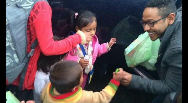 Kalimba mostró su buen corazón dando comida y regalos a niños en México- FOTOS