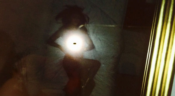 Selena Gómez comparte candente imagen en su cuarto- FOTO