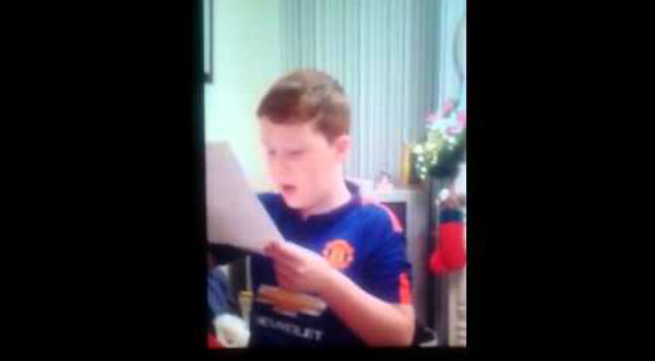 Un niño enloquece al recibir una entrada para ver a su equipo de fútbol favorito - VIDEO