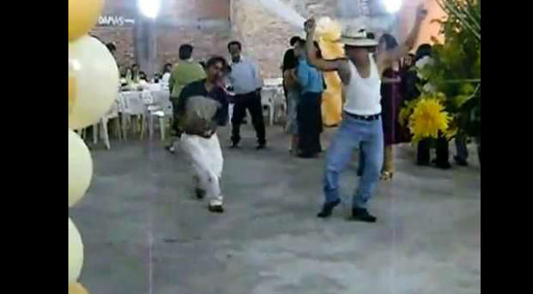 Estos hombres se pasaron de copas y fueron la atracción de la fiesta con singular baile - VIDEO