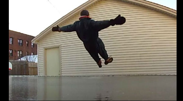 ¿Sabes qué ocurre si brincas sobre un trampolín congelado? - VIDEO