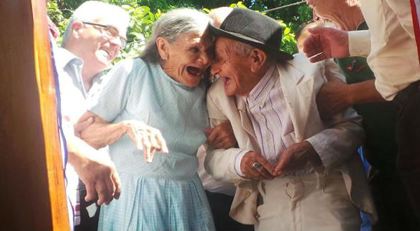 Esta imagen de la felicidad de dos ancianos conmueve las redes sociales