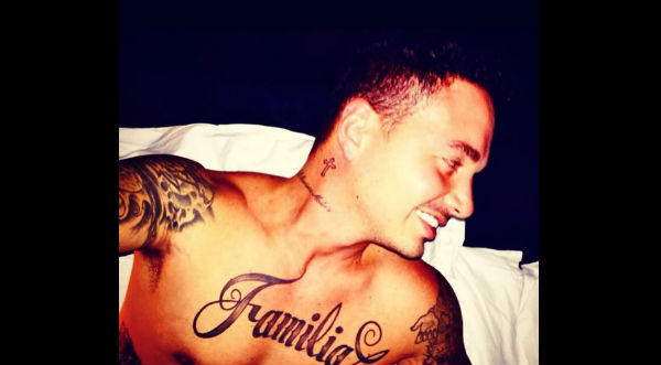 J Balvin presume de sus tatuajes con sexy foto en sus redes sociales