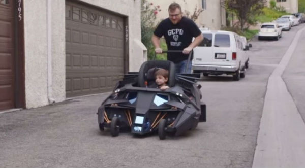 Checa este asombroso coche para bebé inspirado en el 'batimovil' de Batman - VIDEO