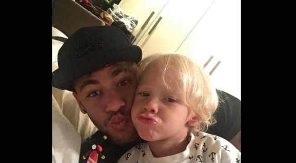 Neymar enseña a jugar fútbol a su hijo Davi Lucca - VIDEO