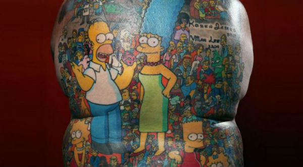 Fanático de los Simpson tiene más de 200 tatuajes de los personajes de la serie - VIDEO