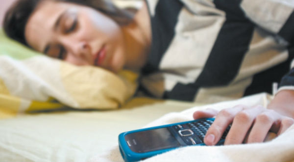 8 cosas que suceden en tu cuerpo cuando no apagas el celular al dormir