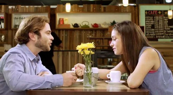 Pareja muestra las 14 etapas de una relación en un video parodia
