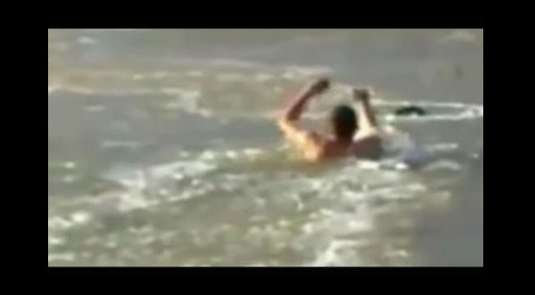 Hombre rescata a perro de río congelado - VIDEO