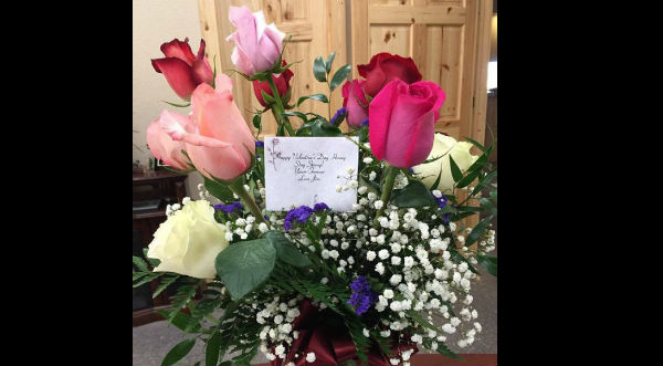 ¡El amor no tiene fronteras! Mujer recibe flores de San Valentín de su esposo fallecido - FOTOS
