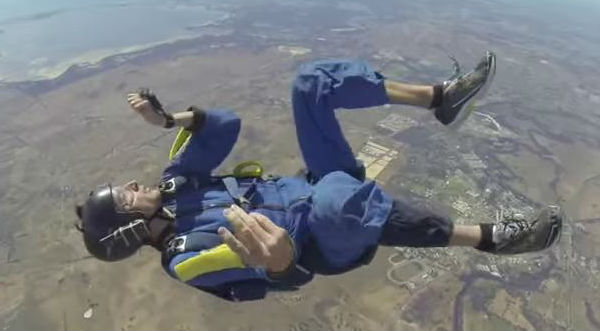 ¡El susto de su vida! Hombre sufre ataque mientras cae en paracaídas - VIDEO