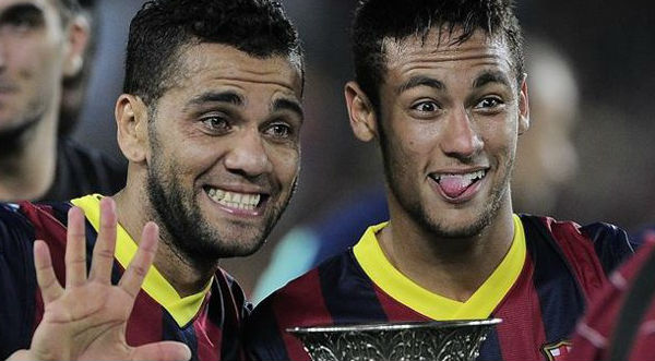 Checa a Neymar y Dani Alves cantando al ritmo de 'El Perdón'