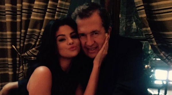 Mario Testino saca cara por Selena y publica sensual fotografía