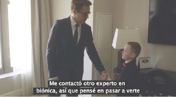 ¡Gran gesto! Iron Man le regala brazo biónico a niño discapacitado - VIDEO