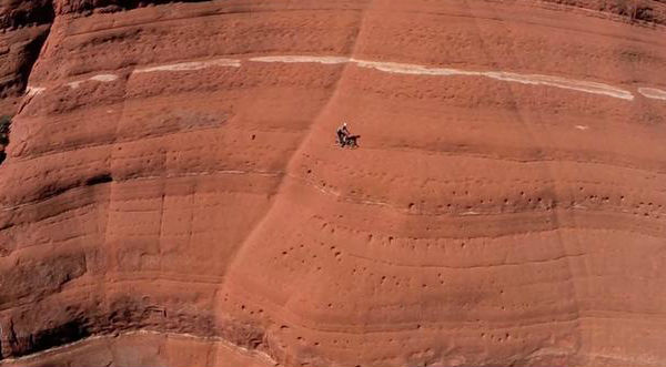 ¡Extremo! Ciclista arriesga su vida al manejar sobre una montaña - VIDEO