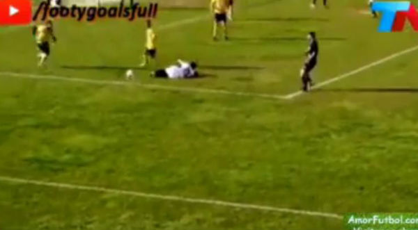 ¡De locos! Jugador se cae solo y arbitro cobra penal - VIDEO