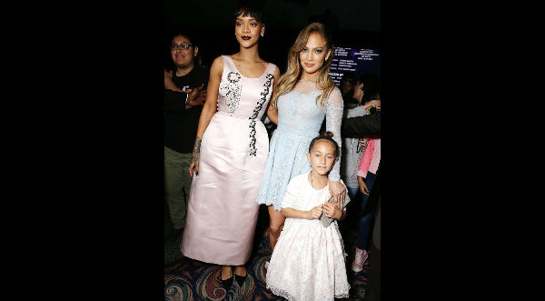 Rihanna muestra su lado maternal - FOTOS