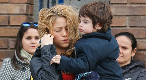 Shakira sorprende con desaliñada apariencia al recoger a Milan - FOTOS