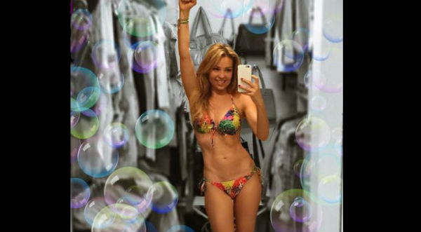 Thalía luce espectacular figura en bikini - FOTO
