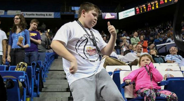 ¡Niño sorprende bailando ‘Happy’ en la tribuna de un partido de baloncesto!