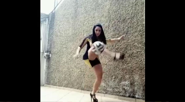 ¡Chica patadita! Mira a esta mujer dominar el balón en tacos y minifalda - VIDEO