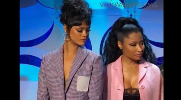 Rihana no pudo dejar de mirar el escote Nicki Minaj - FOTO